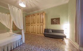 Lungarno Buozzi 7 Apartments